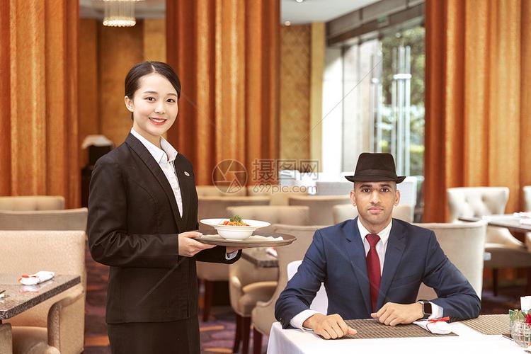 酒店服务餐厅服务员给外国客人上菜高清图片下载-正版图片501417233